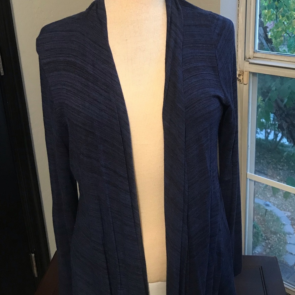 Soft blue jacket that softly drapesat the bottom